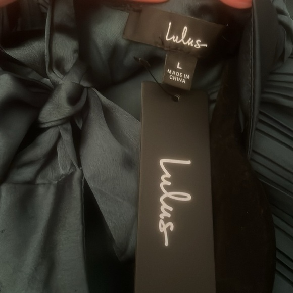 LULUS Radiant Reverie Emerald Plisse Short Sleeve Backless Midi Dress Size: L - Picture 17 of 17